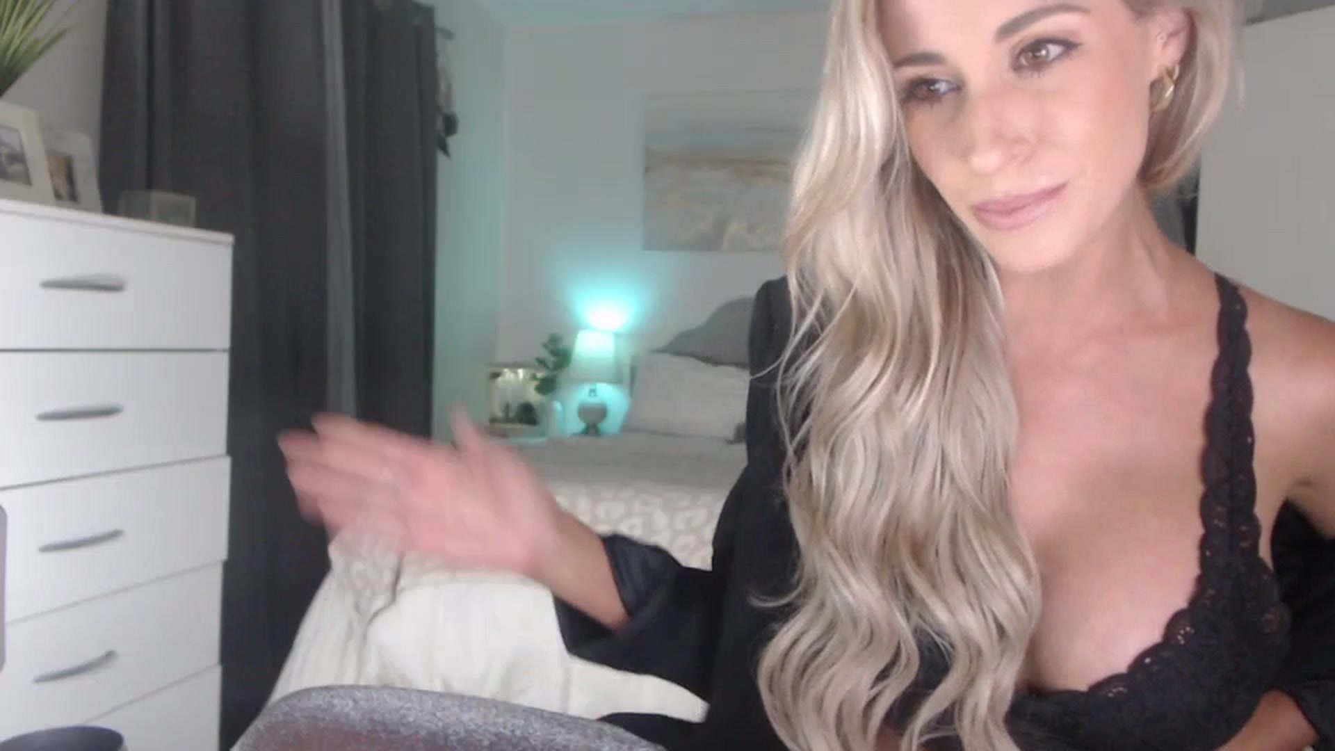 Gallery image thumbnail from Queen_bambii's myfreecams stream on, 06/29/2023, 06:24 image 18 of 20