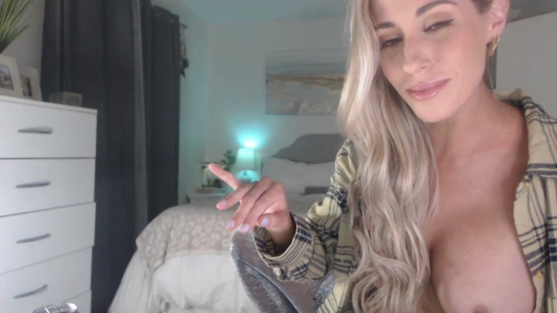Gallery image thumbnail from Queen_bambii's myfreecams stream on, 06/29/2023, 07:14 image 7 of 20