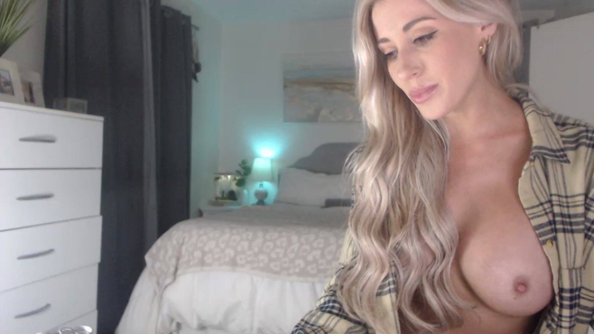 Gallery image thumbnail from Queen_bambii's myfreecams stream on, 06/29/2023, 07:14 image 4 of 20
