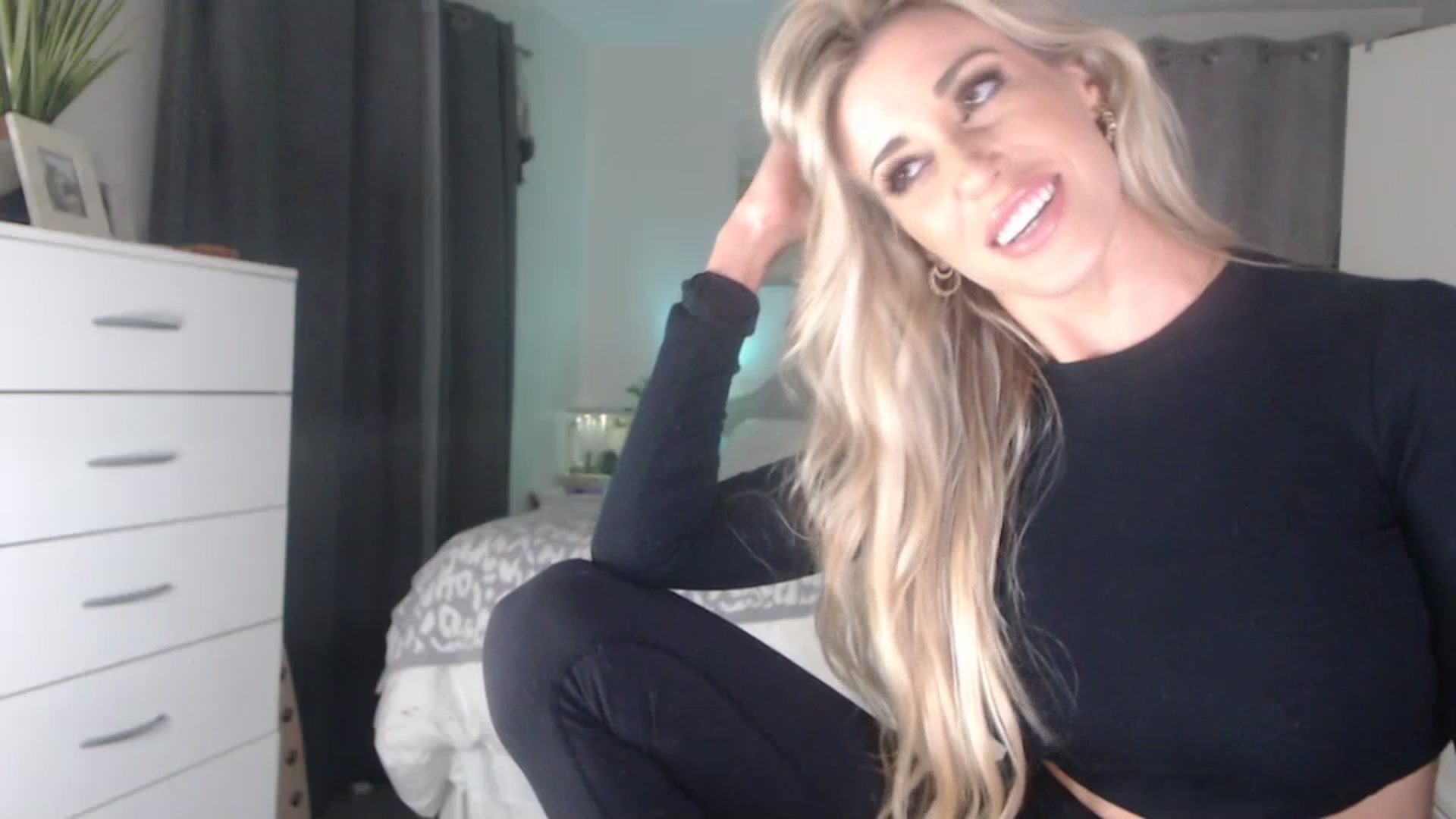 Gallery image thumbnail from Queen_bambii's myfreecams stream on, 07/12/2023, 05:25 image 18 of 20