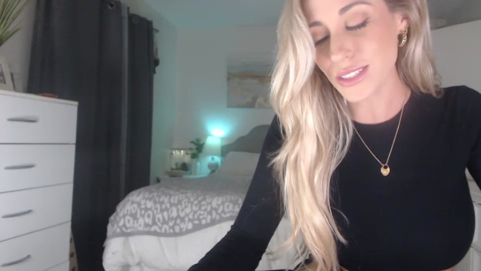 Gallery image thumbnail from Queen_bambii's myfreecams stream on, 07/12/2023, 05:55 image 16 of 20