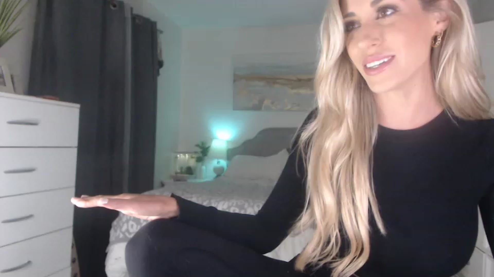 Gallery image thumbnail from Queen_bambii's myfreecams stream on, 07/12/2023, 05:55 image 12 of 20