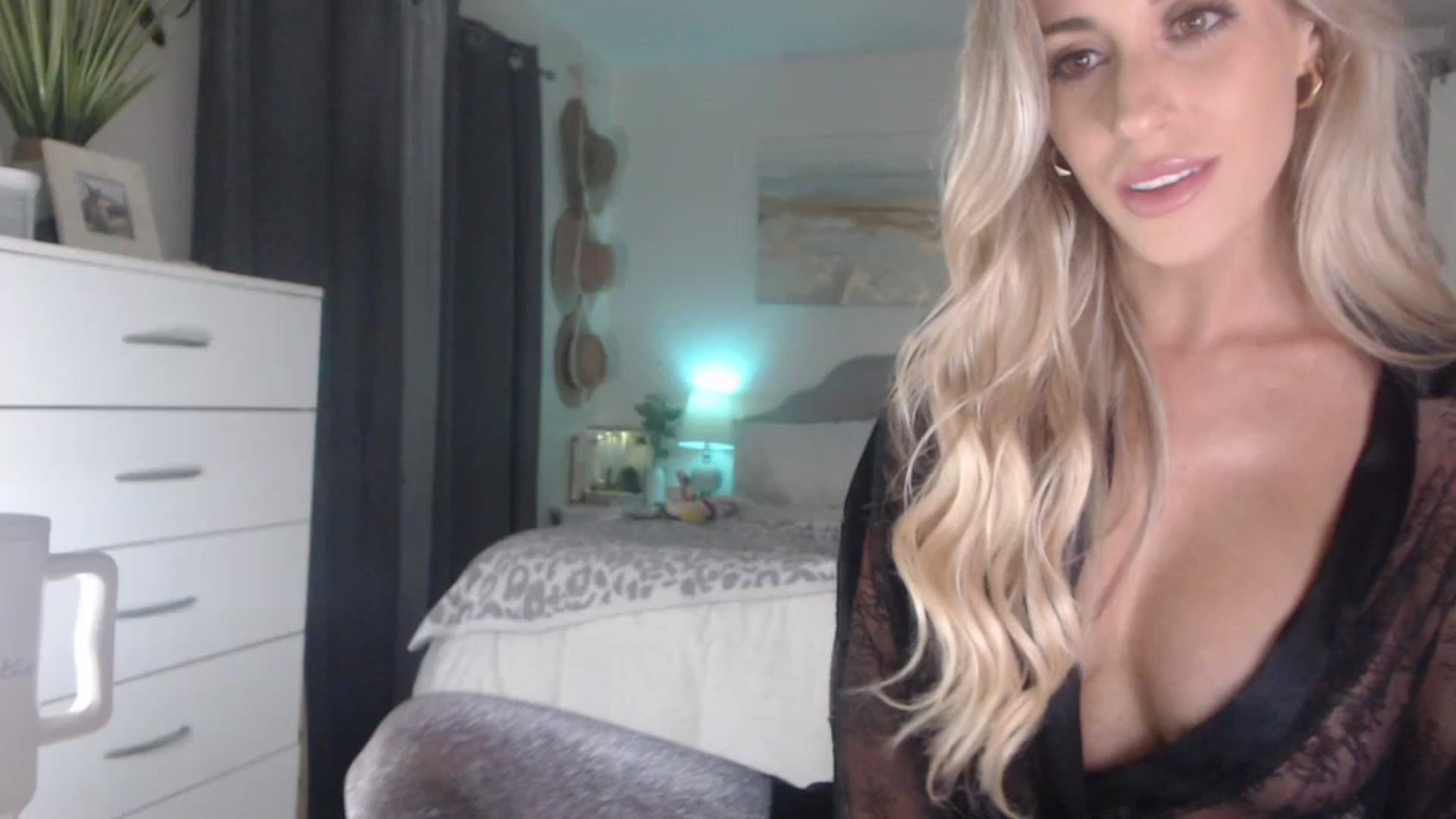 Gallery image thumbnail from Queen_bambii's myfreecams stream on, 07/17/2023, 07:43 image 2 of 20