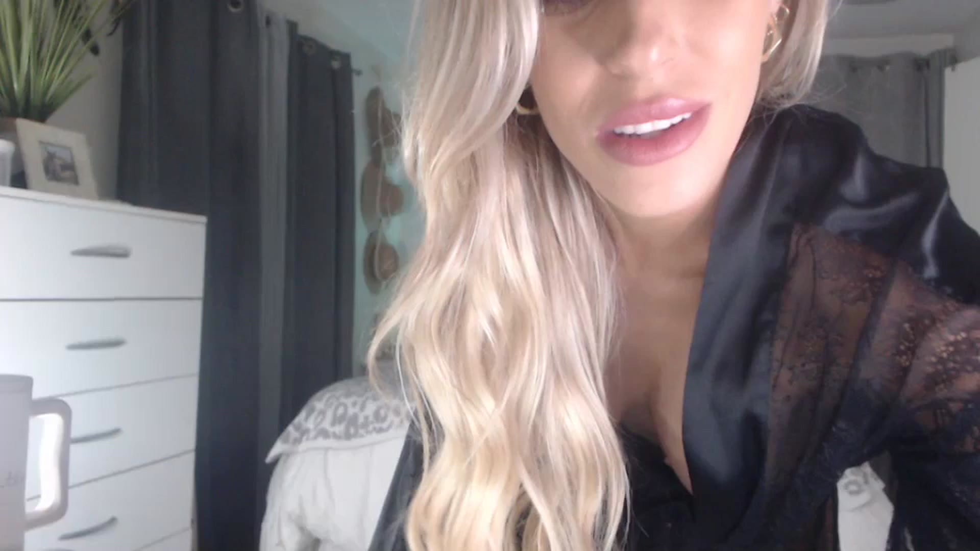Gallery image thumbnail from Queen_bambii's myfreecams stream on, 07/17/2023, 07:43 image 16 of 20