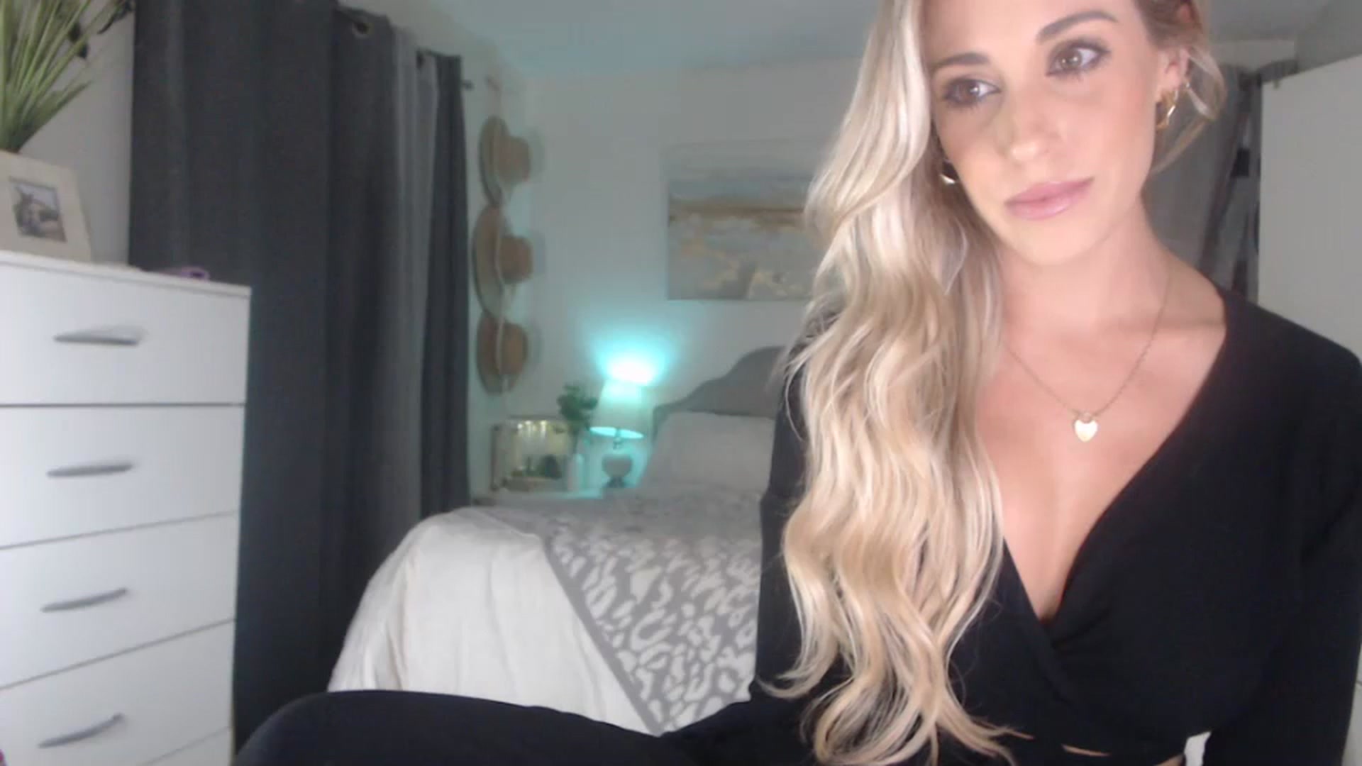 Gallery image thumbnail from Queen_bambii's myfreecams stream on, 07/19/2023, 05:19 image 19 of 20