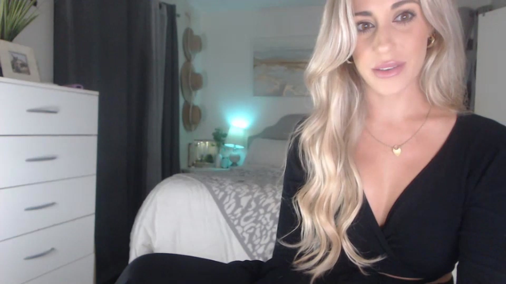 Gallery image thumbnail from Queen_bambii's myfreecams stream on, 07/19/2023, 05:19 image 14 of 20