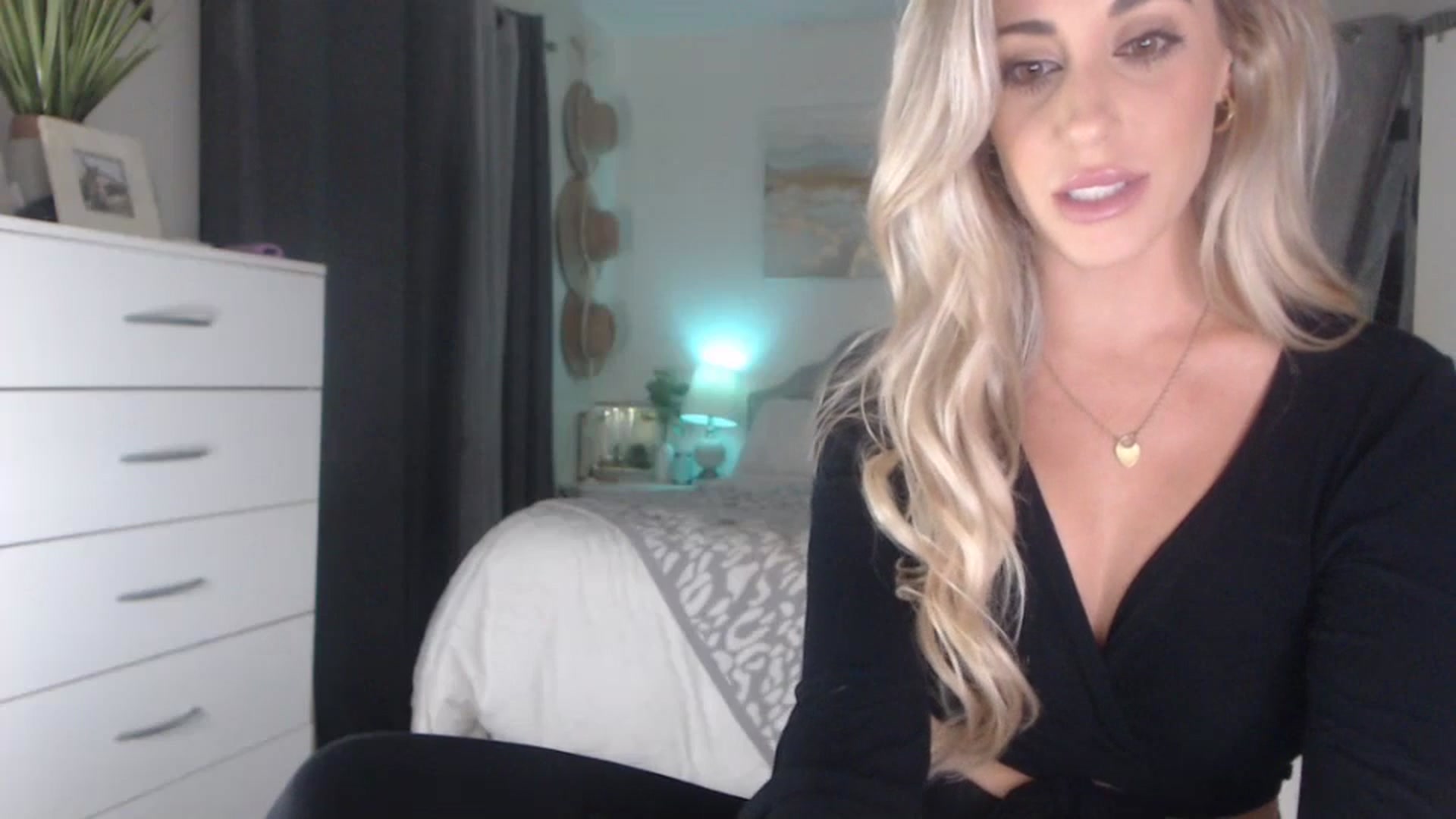 Gallery image thumbnail from Queen_bambii's myfreecams stream on, 07/19/2023, 05:19 image 7 of 20