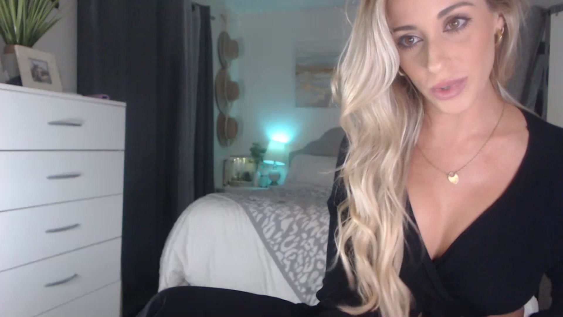 Gallery image thumbnail from Queen_bambii's myfreecams stream on, 07/19/2023, 05:19 image 8 of 20