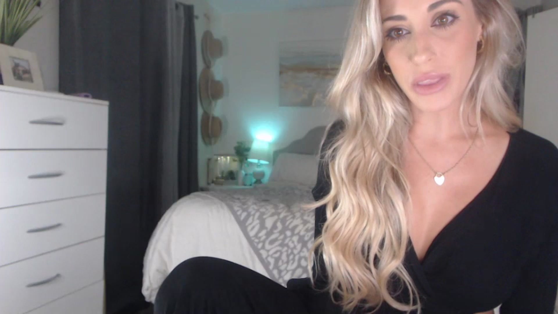 Gallery image thumbnail from Queen_bambii's myfreecams stream on, 07/19/2023, 05:19 image 10 of 20