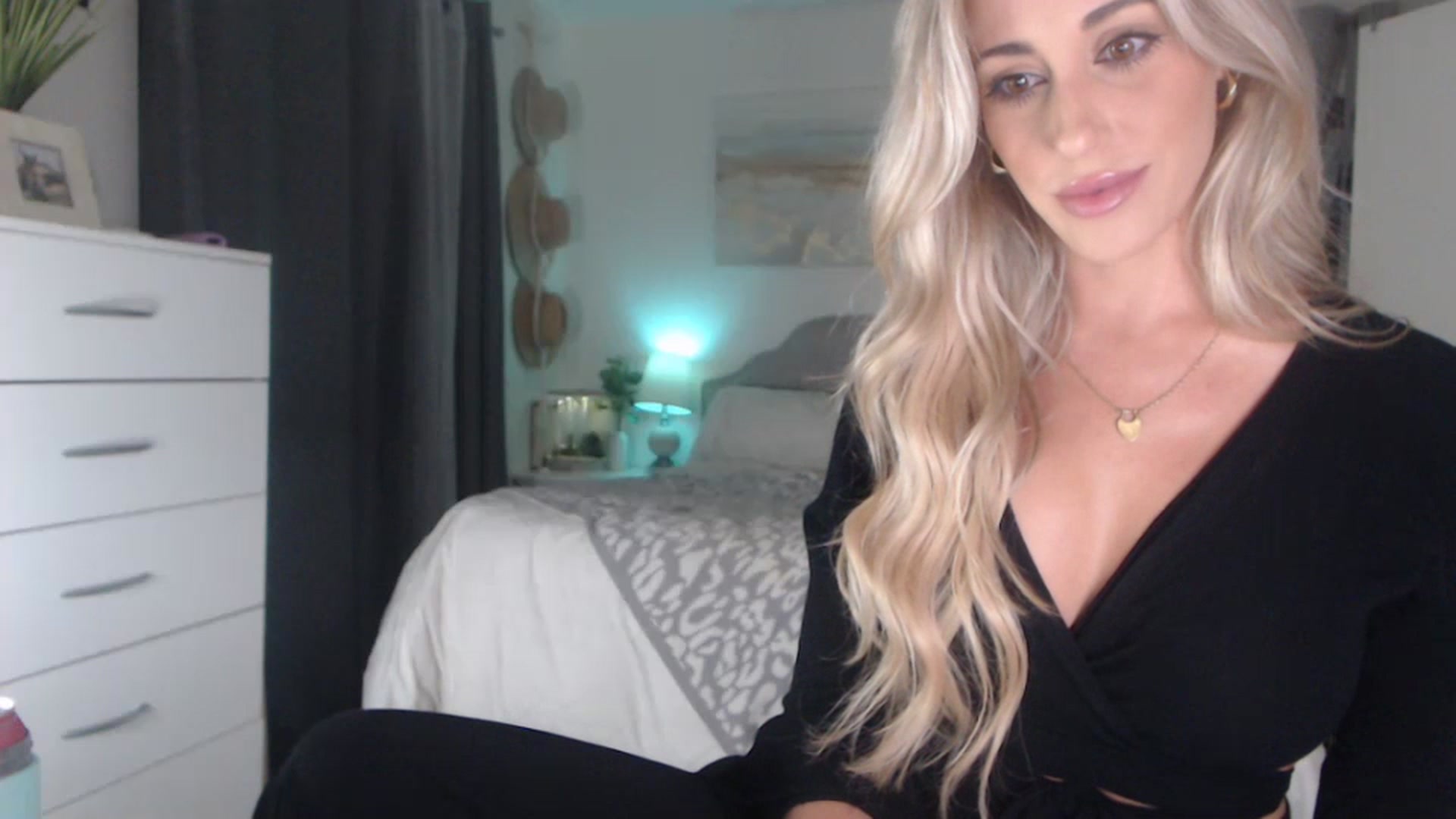 Gallery image thumbnail from Queen_bambii's myfreecams stream on, 07/19/2023, 05:36 image 3 of 20