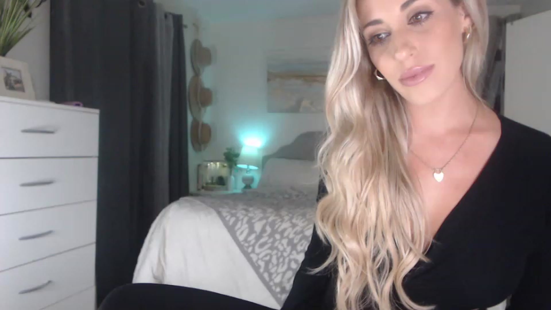 Gallery image thumbnail from Queen_bambii's myfreecams stream on, 07/19/2023, 08:47 image 8 of 20