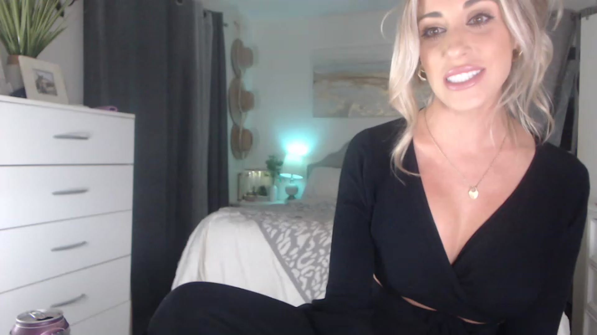 Gallery image thumbnail from Queen_bambii's myfreecams stream on, 07/19/2023, 08:47 image 3 of 20