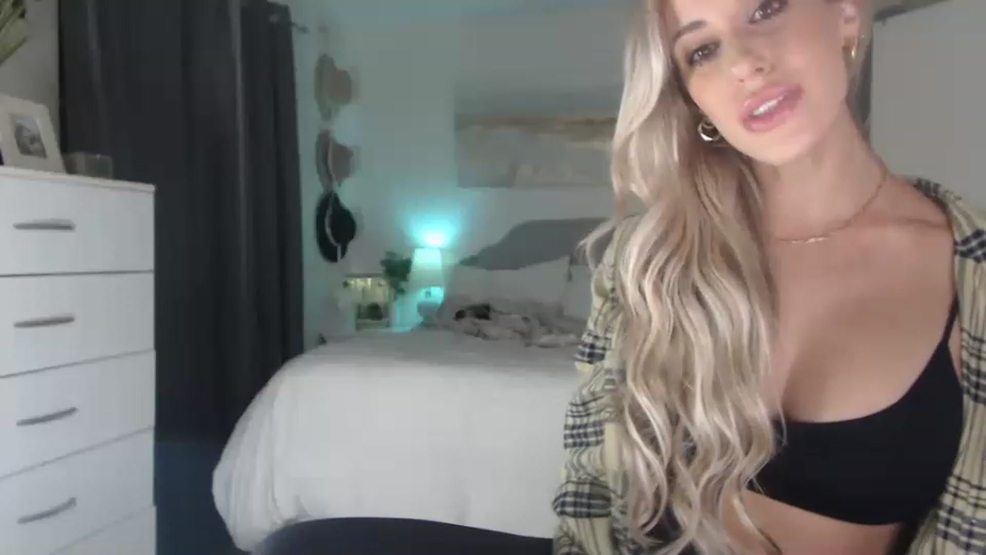 Gallery image thumbnail from Queen_bambii's myfreecams stream on, 08/04/2023, 06:44 image 10 of 20