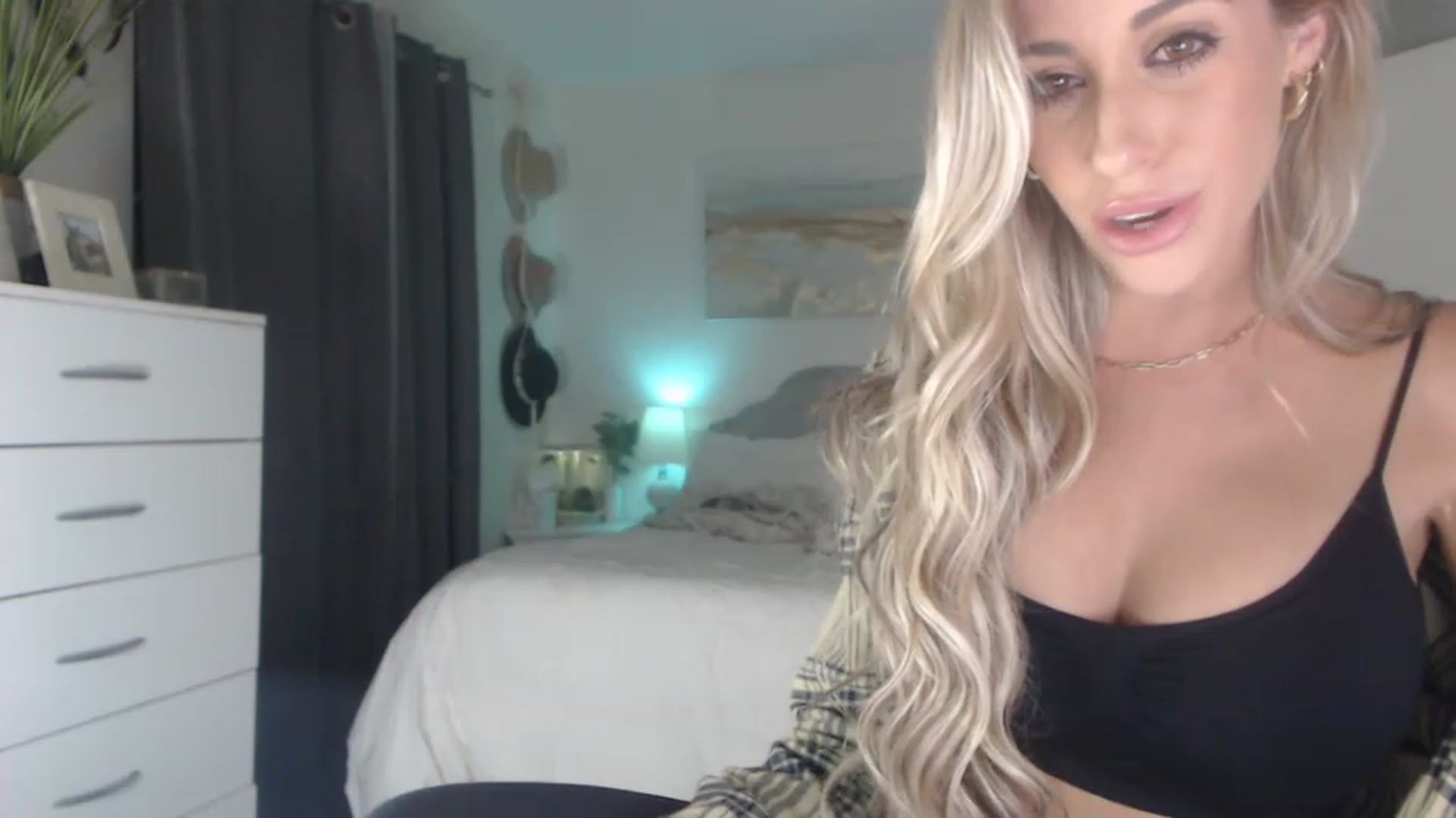 Gallery image thumbnail from Queen_bambii's myfreecams stream on, 08/04/2023, 07:37 image 7 of 20