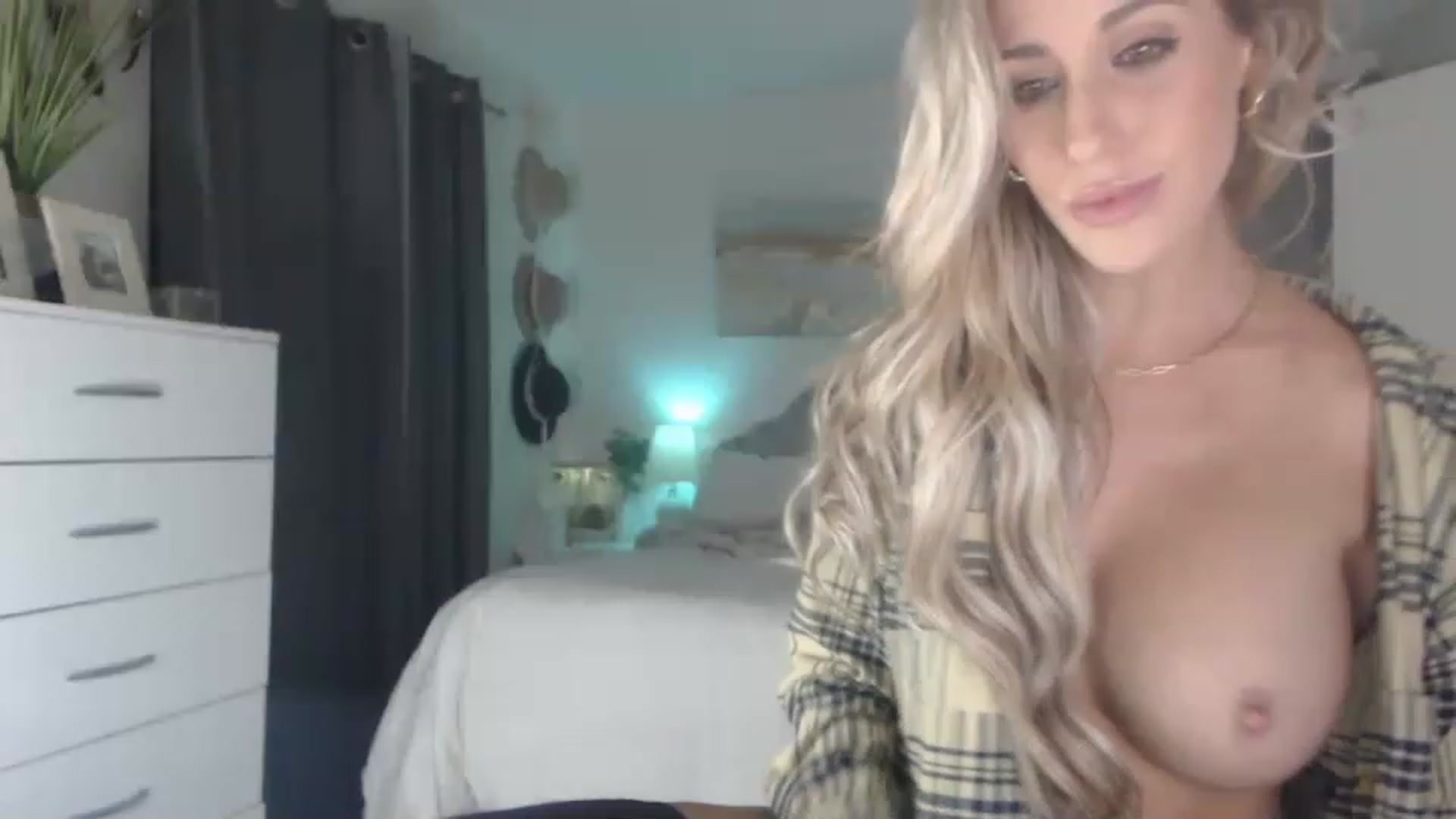 Gallery image thumbnail from Queen_bambii's myfreecams stream on, 08/04/2023, 08:51 image 5 of 20