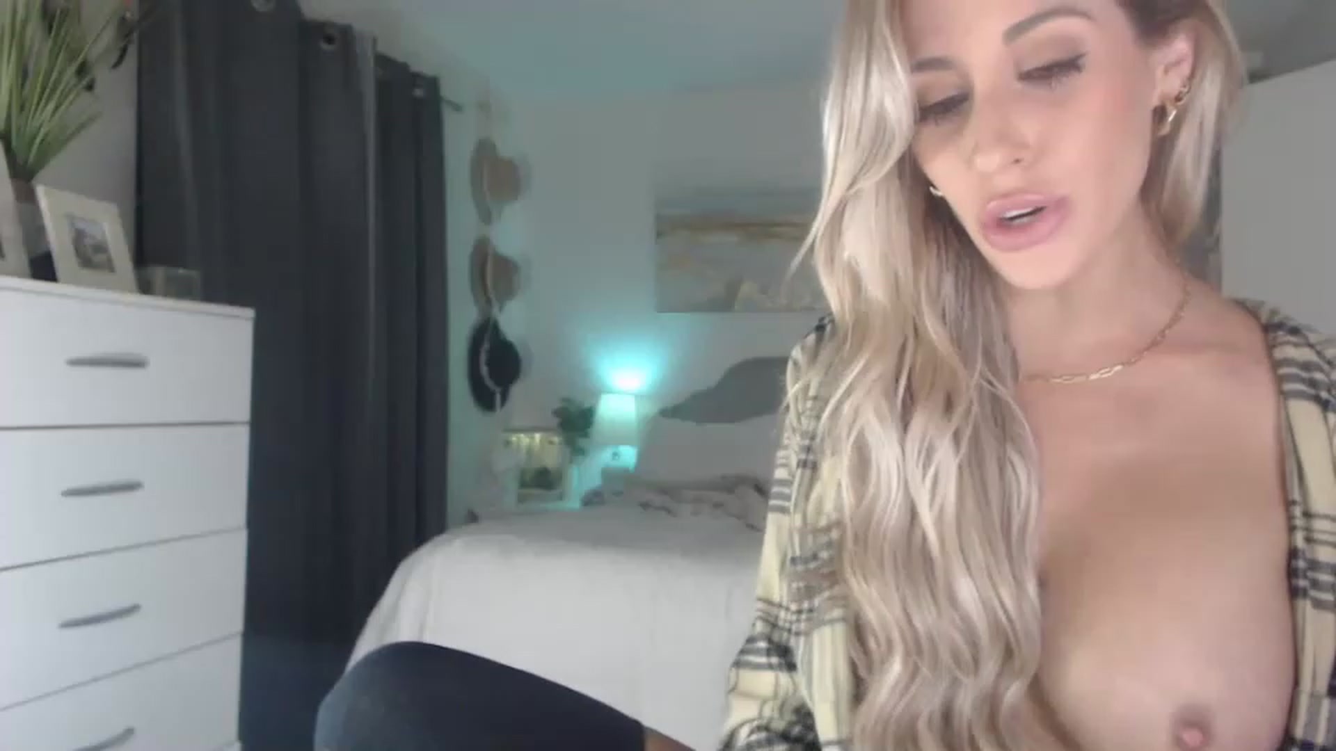 Gallery image thumbnail from Queen_bambii's myfreecams stream on, 08/04/2023, 08:51 image 6 of 20