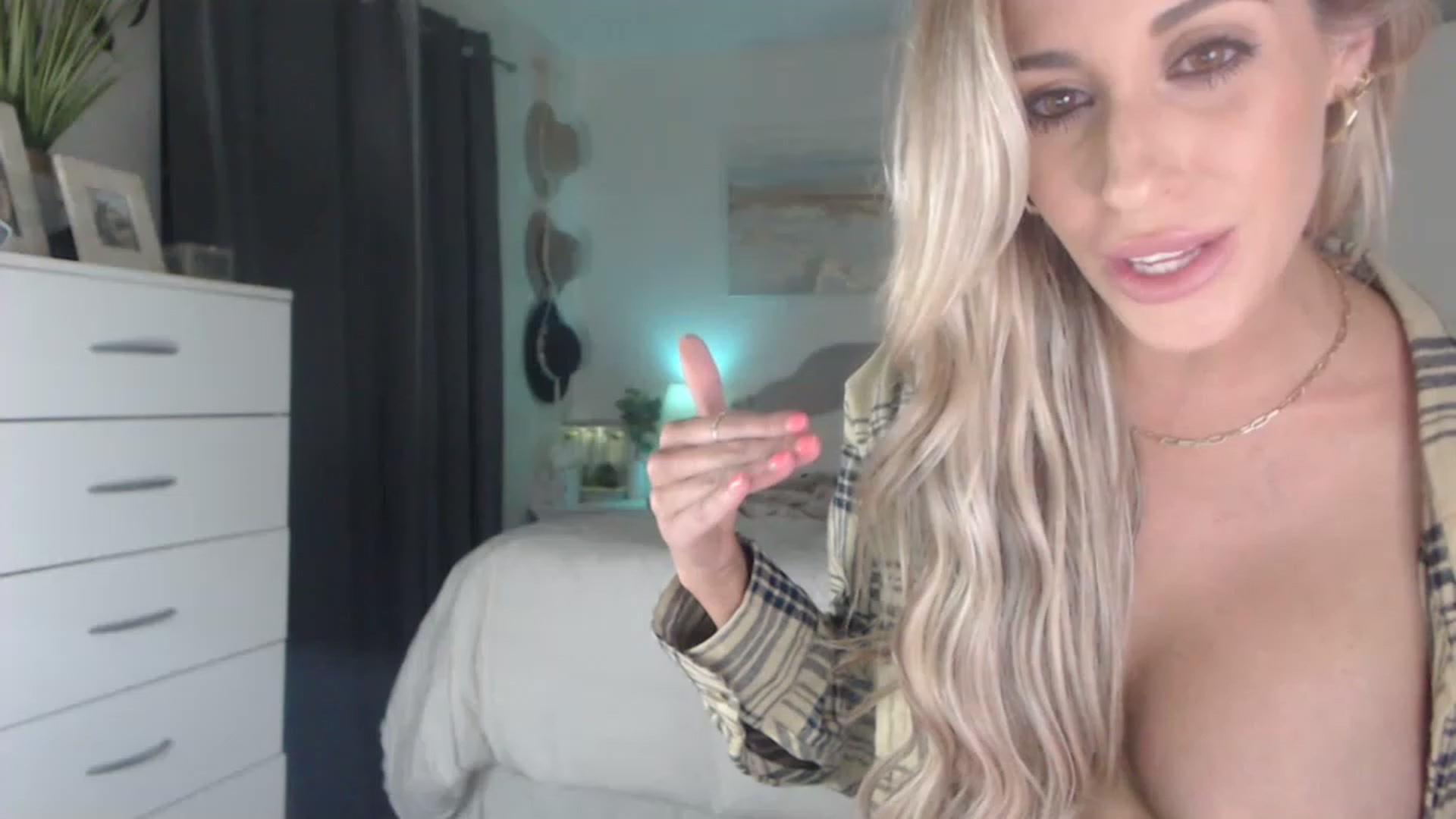 Gallery image thumbnail from Queen_bambii's myfreecams stream on, 08/04/2023, 08:51 image 12 of 20