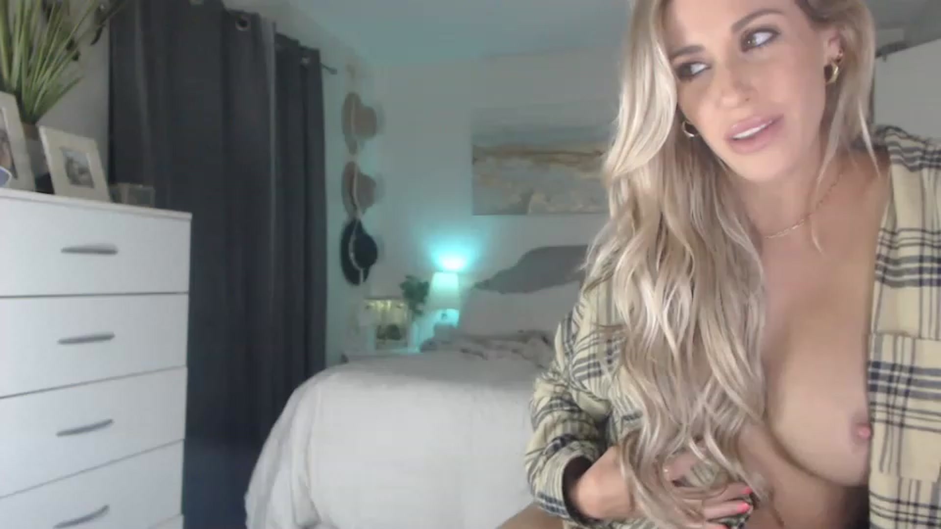 Gallery image thumbnail from Queen_bambii's myfreecams stream on, 08/04/2023, 08:51 image 7 of 20