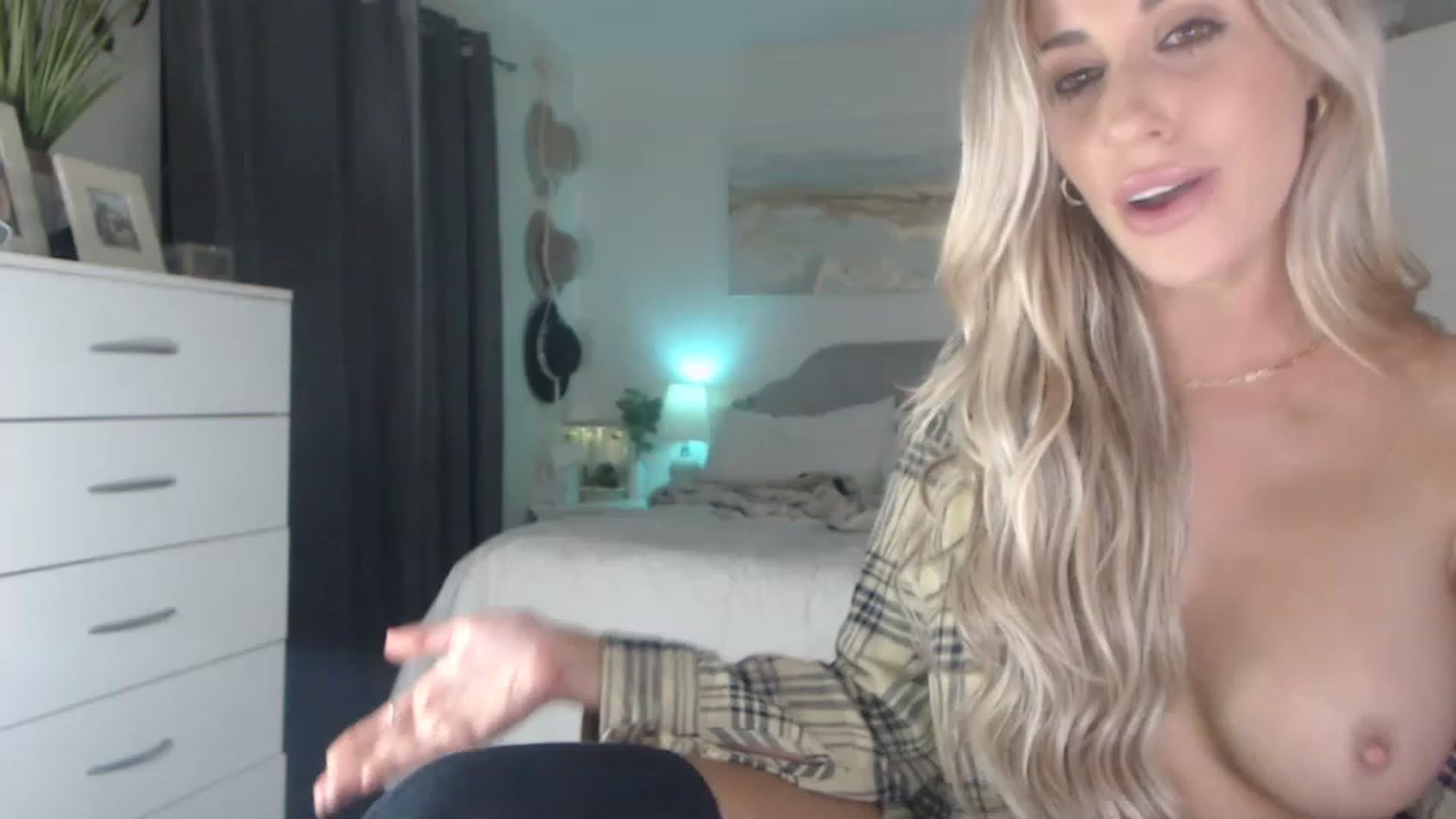 Gallery image thumbnail from Queen_bambii's myfreecams stream on, 08/04/2023, 08:51 image 11 of 20