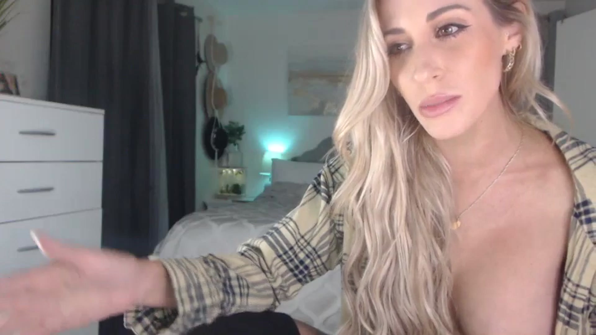Gallery image thumbnail from Queen_bambii's myfreecams stream on, 08/21/2023, 05:05 image 11 of 20