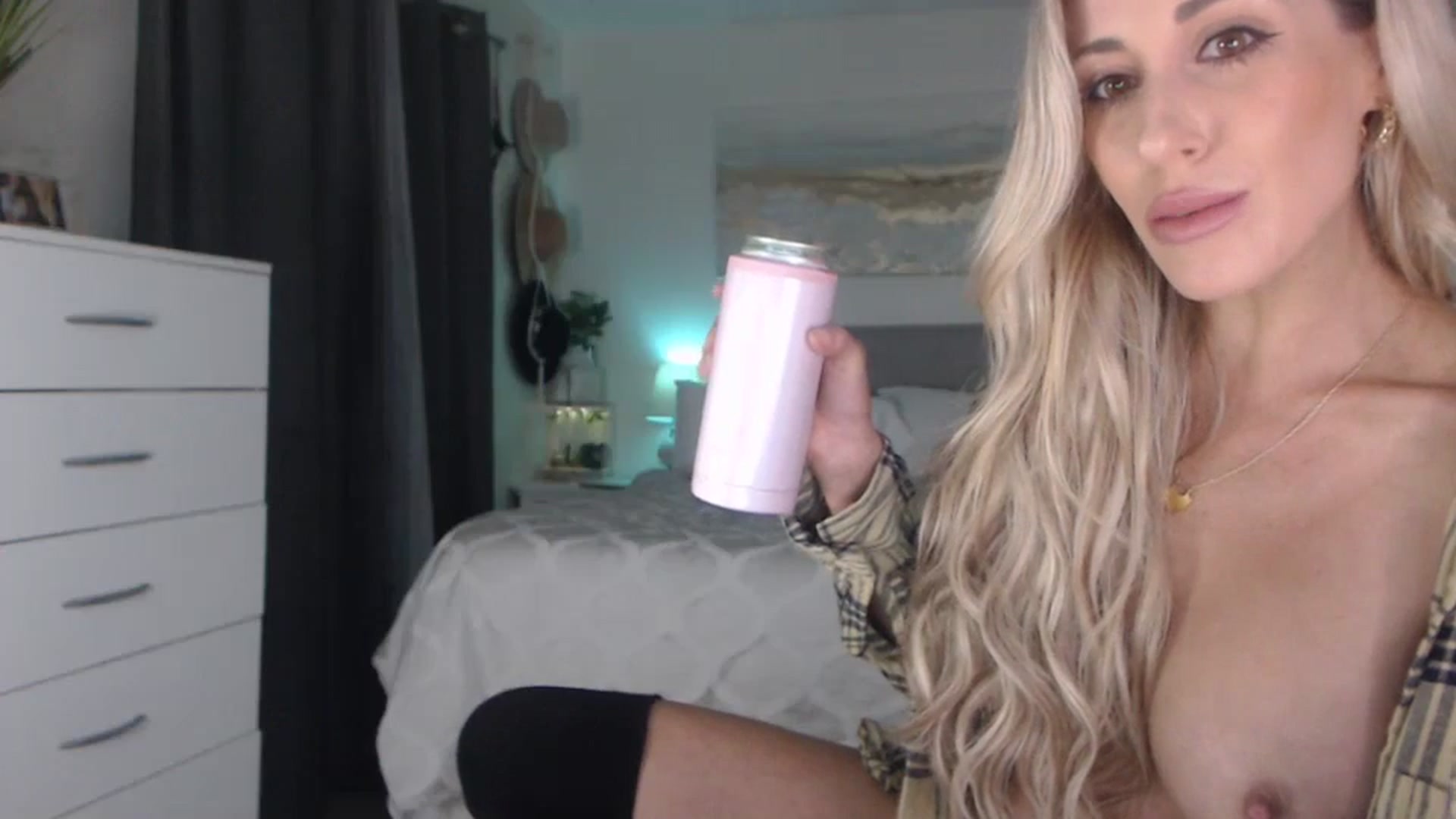 Gallery image thumbnail from Queen_bambii's myfreecams stream on, 08/21/2023, 05:05 image 2 of 20