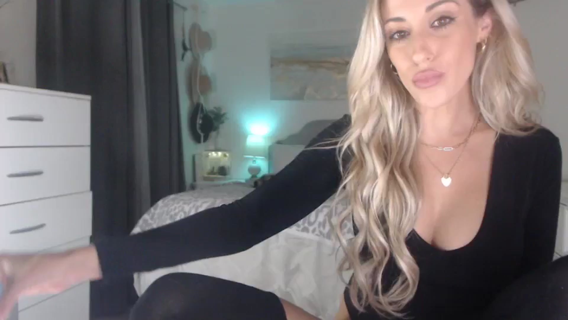 Gallery image thumbnail from Queen_bambii's myfreecams stream on, 08/27/2023, 04:44 image 3 of 20