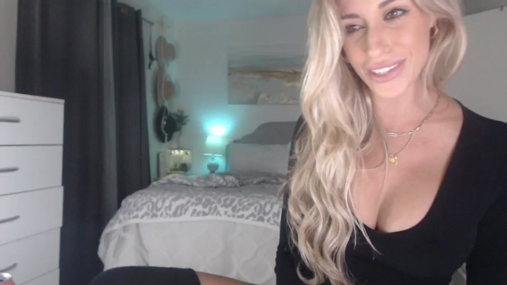 Gallery image thumbnail from Queen_bambii's myfreecams stream on, 08/27/2023, 08:08 image 10 of 20