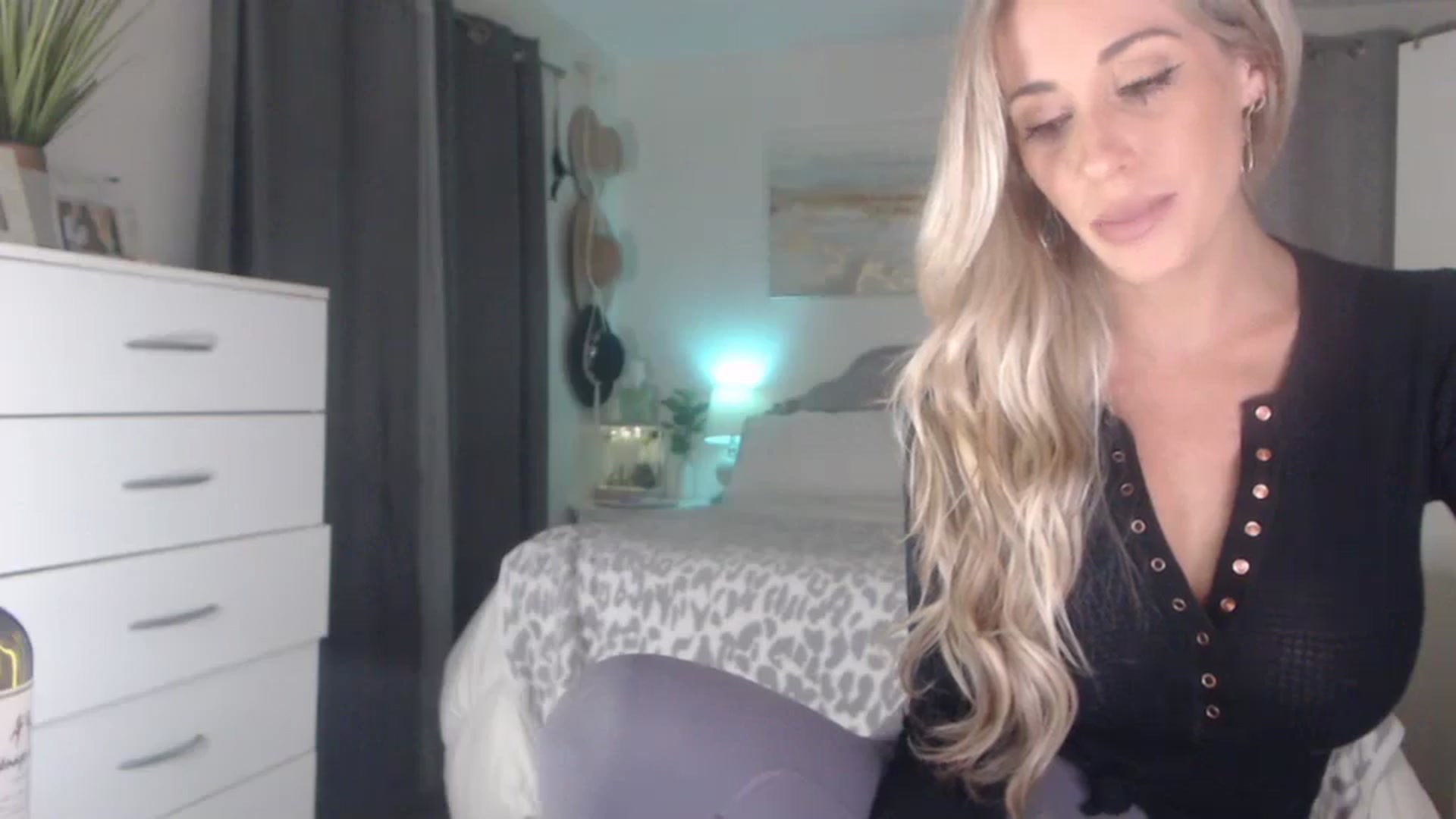Gallery image thumbnail from Queen_bambii's myfreecams stream on, 09/07/2023, 06:23 image 9 of 20