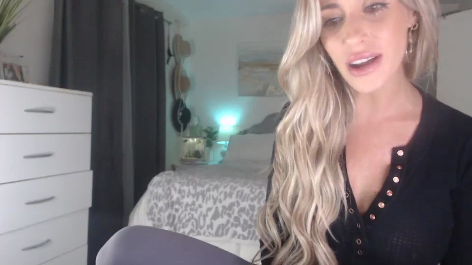 Gallery image thumbnail from Queen_bambii's myfreecams stream on, 09/07/2023, 07:09 image 13 of 20