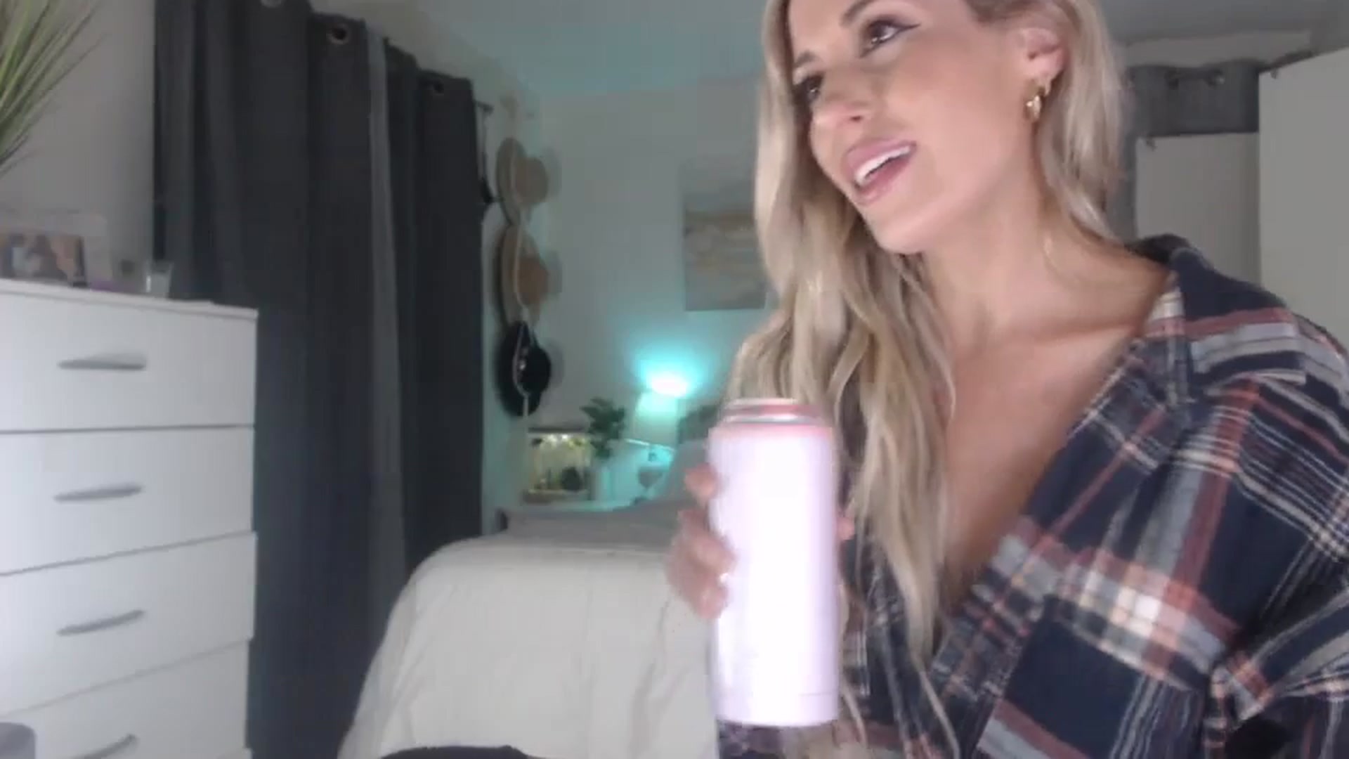 Gallery image thumbnail from Queen_bambii's myfreecams stream on, 09/14/2023, 09:24 image 15 of 20