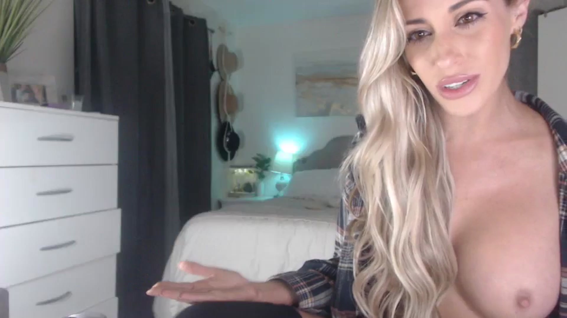 Gallery image thumbnail from Queen_bambii's myfreecams stream on, 09/14/2023, 09:24 image 7 of 20