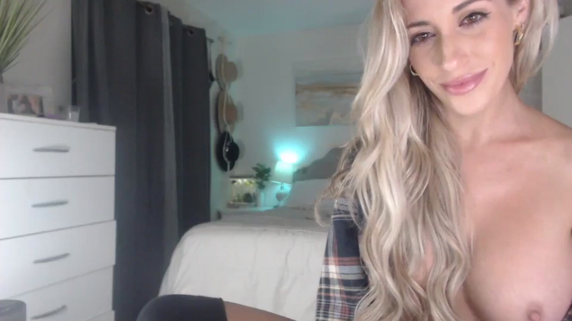 Gallery image thumbnail from Queen_bambii's myfreecams stream on, 09/14/2023, 09:24 image 13 of 20