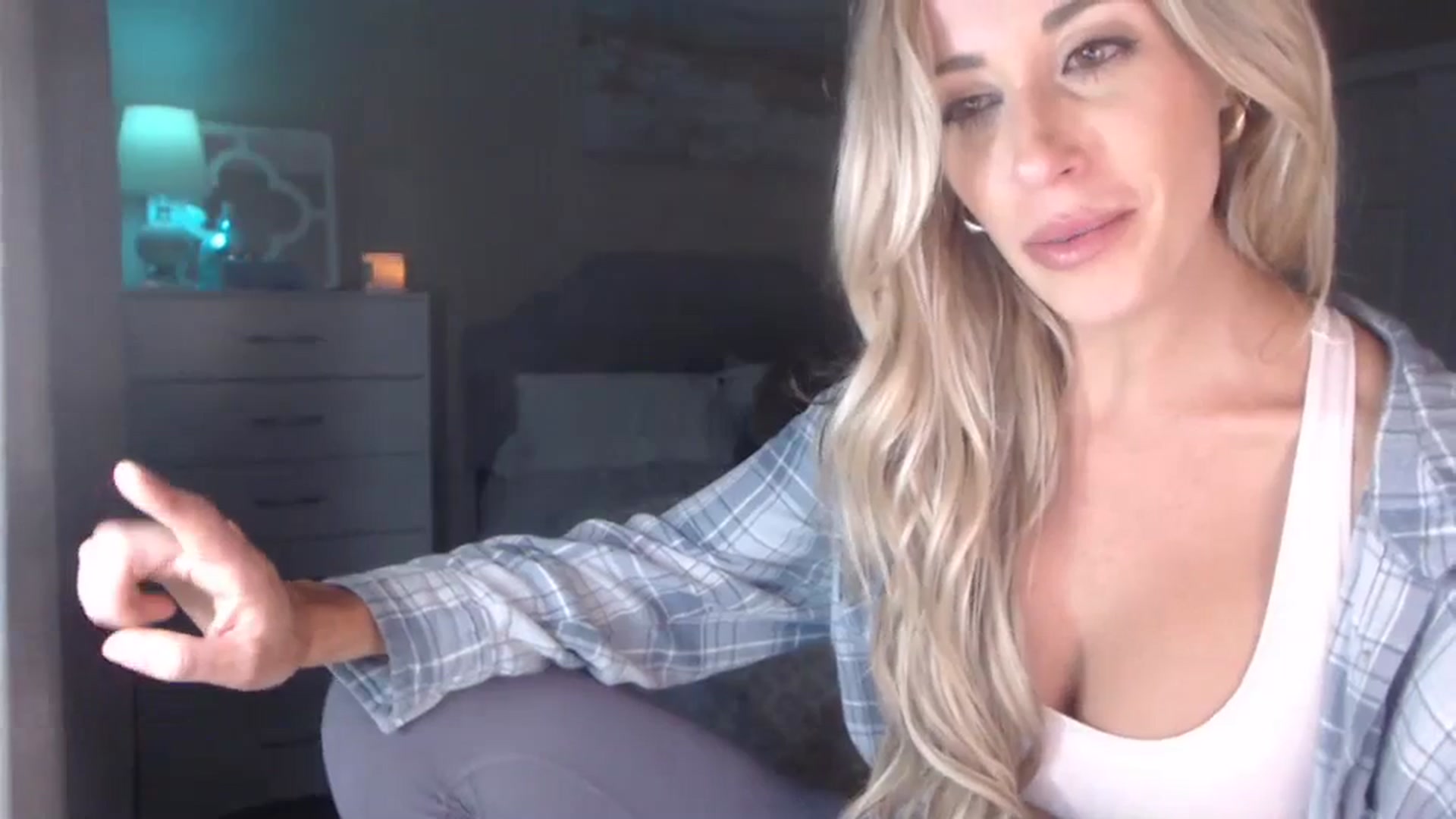 Gallery image thumbnail from Queen_bambii's myfreecams stream on, 10/05/2023, 07:50 image 15 of 20