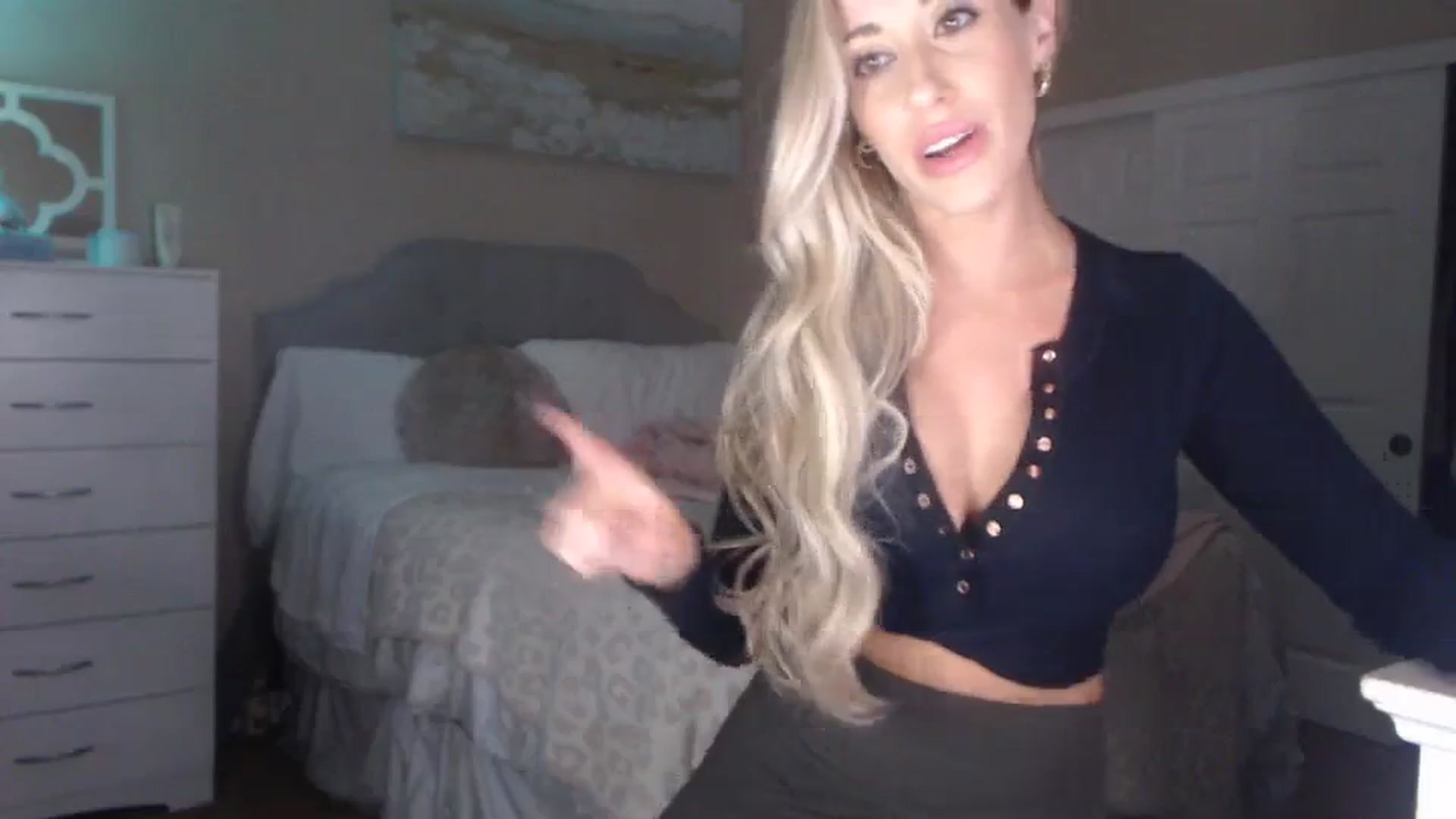 Gallery image thumbnail from Queen_bambii's myfreecams stream on, 10/10/2023, 07:03 image 15 of 20