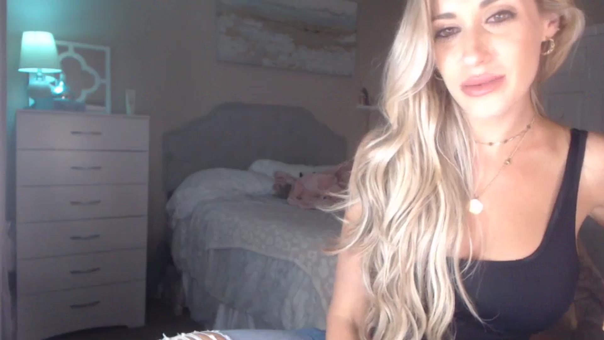 Gallery image thumbnail from Queen_bambii's myfreecams stream on, 10/15/2023, 08:27 image 15 of 20