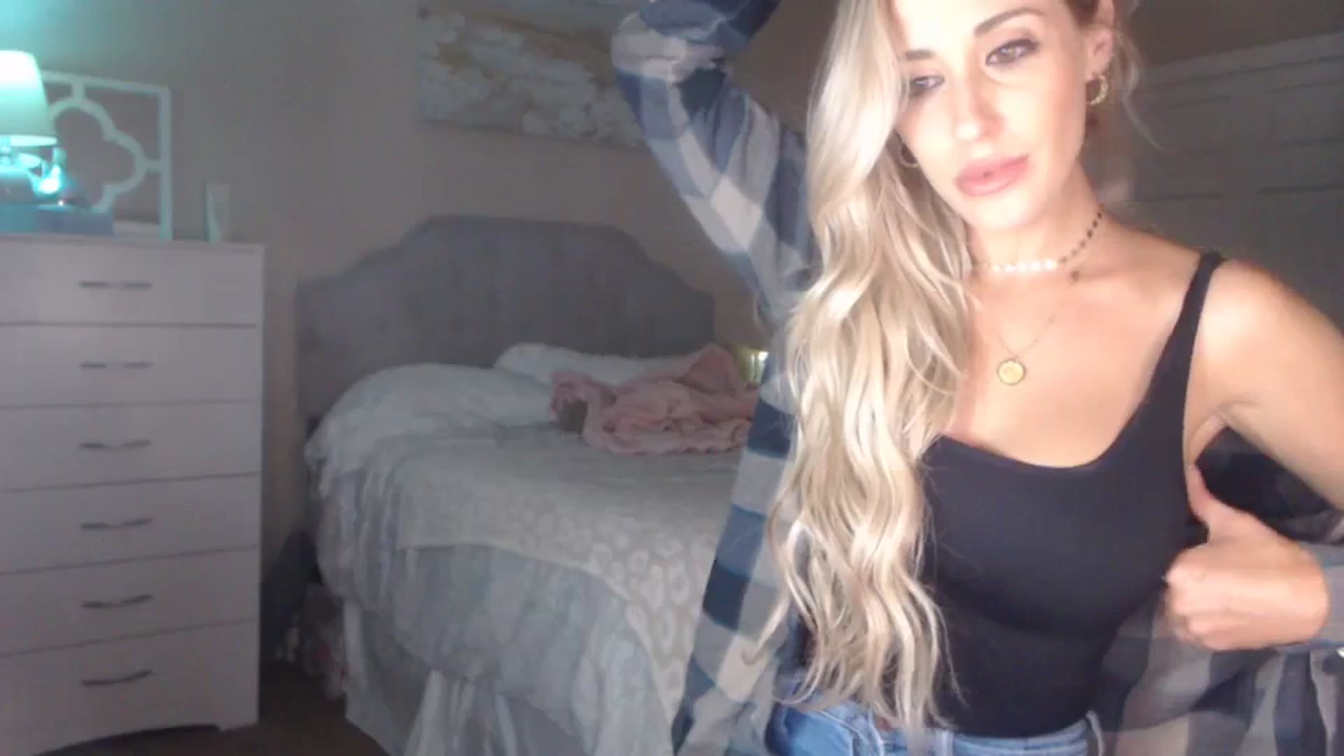 Gallery image thumbnail from Queen_bambii's myfreecams stream on, 10/15/2023, 08:27 image 6 of 20