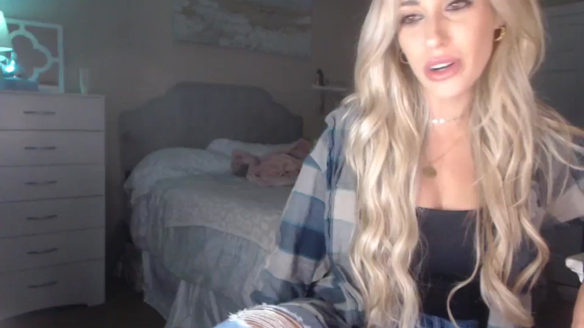 Gallery image thumbnail from Queen_bambii's myfreecams stream on, 10/15/2023, 08:27 image 1 of 20