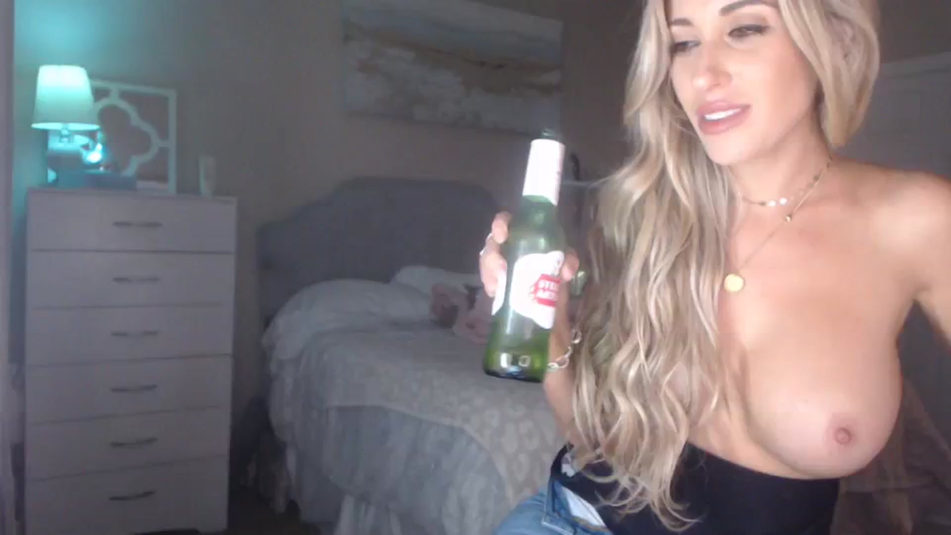 Gallery image thumbnail from Queen_bambii's myfreecams stream on, 10/15/2023, 08:27 image 14 of 20