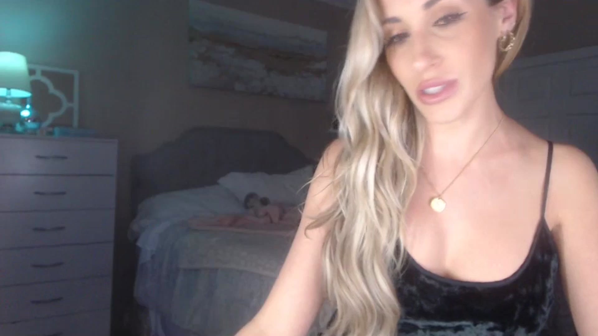 Gallery image thumbnail from Queen_bambii's myfreecams stream on, 10/17/2023, 01:48 image 10 of 20