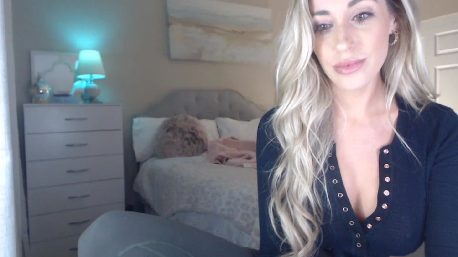 Gallery image thumbnail from Queen_bambii's myfreecams stream on, 10/27/2023, 04:03 image 5 of 20