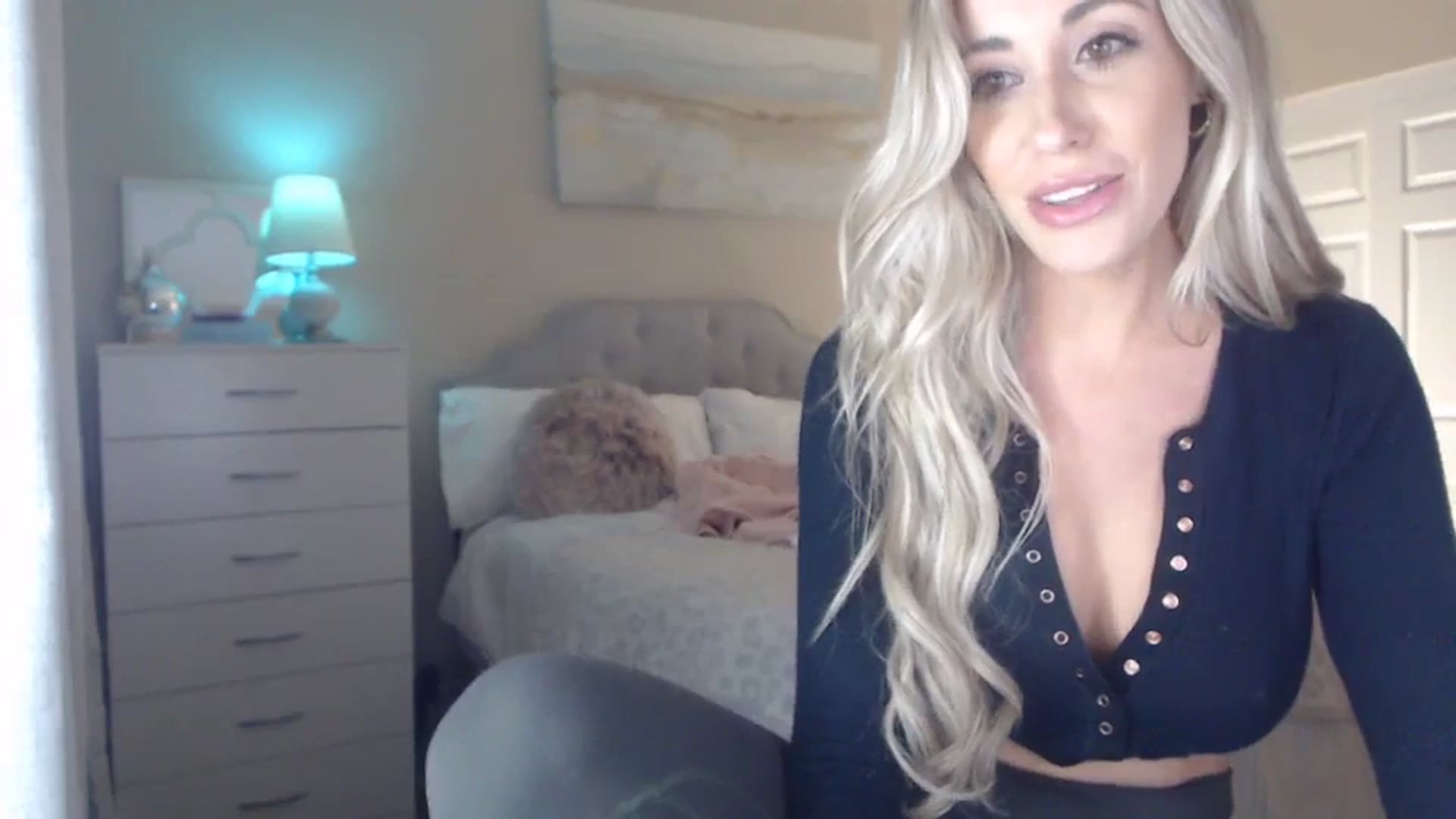 Gallery image thumbnail from Queen_bambii's myfreecams stream on, 10/27/2023, 04:03 image 18 of 20