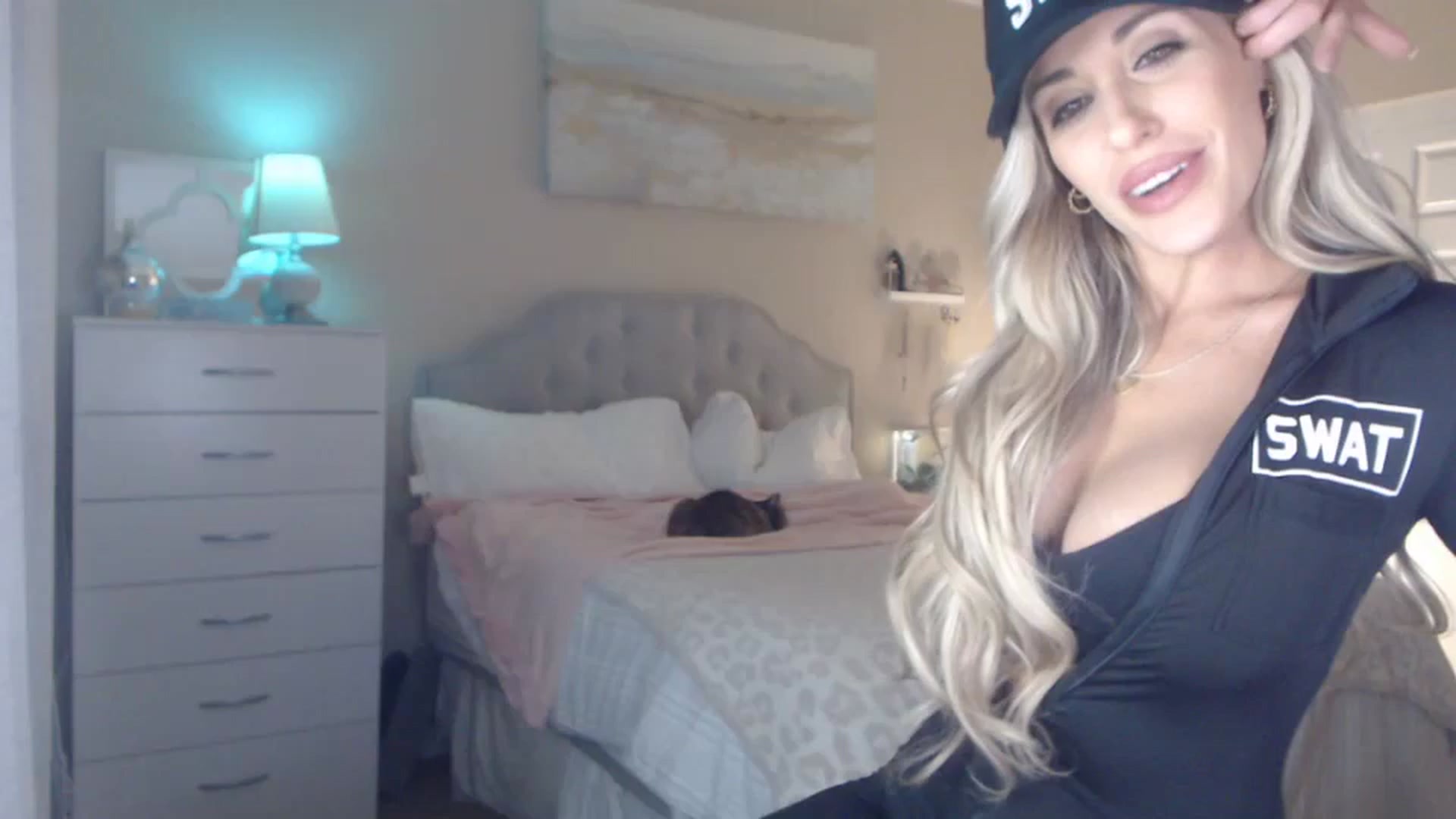 Gallery image thumbnail from Queen_bambii's myfreecams stream on, 11/01/2023, 05:34 image 17 of 20