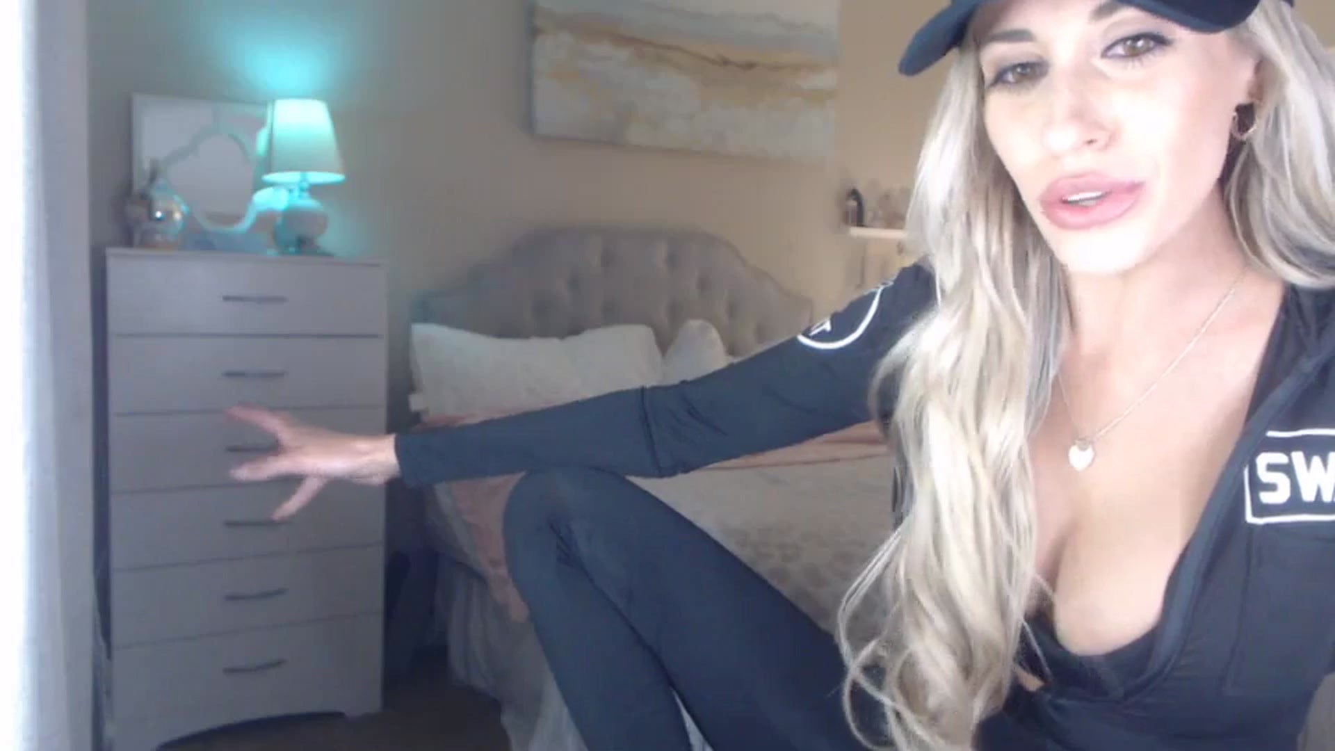 Gallery image thumbnail from Queen_bambii's myfreecams stream on, 11/01/2023, 07:55 image 10 of 20