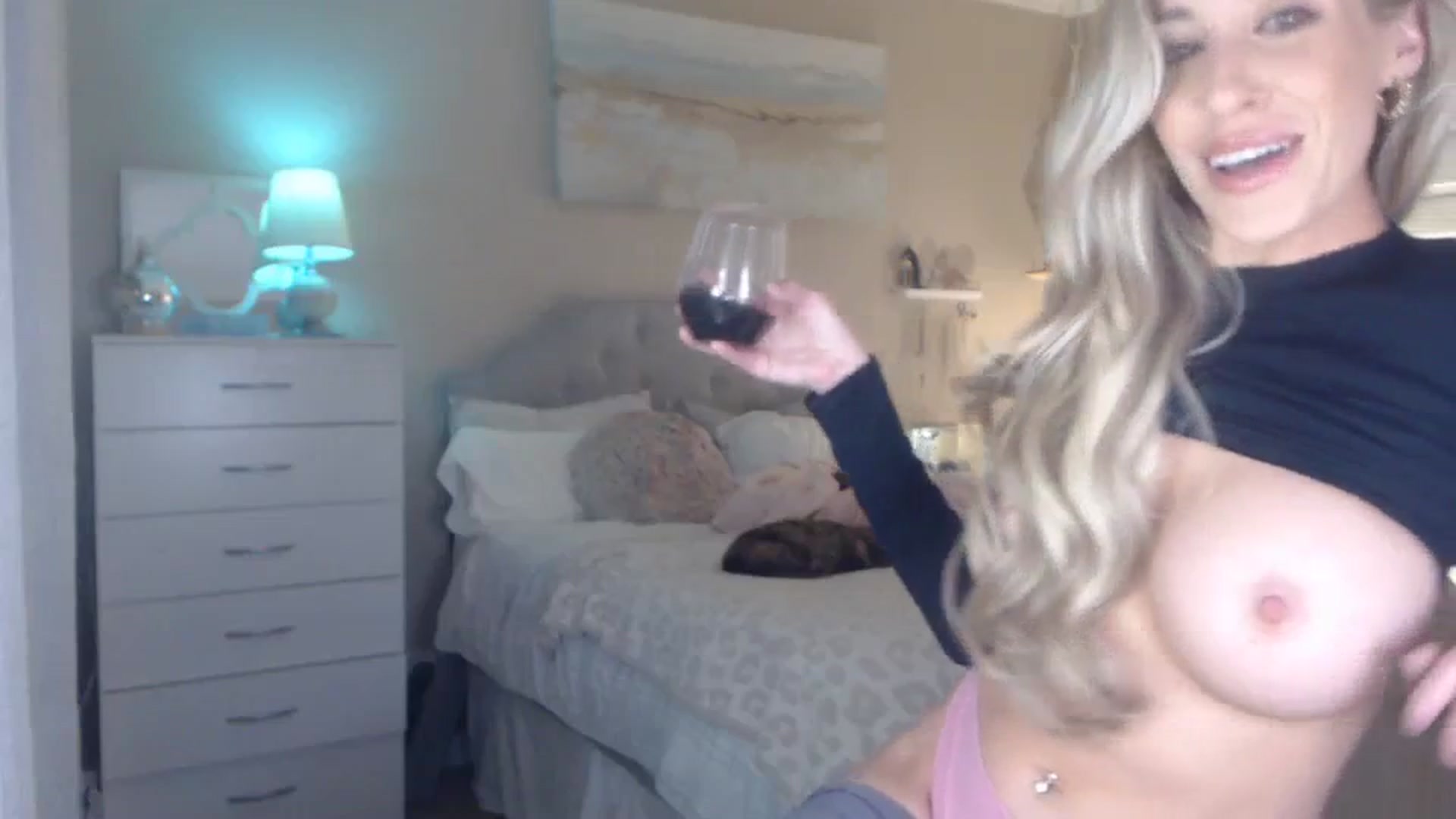 Gallery image thumbnail from Queen_bambii's myfreecams stream on, 11/04/2023, 07:27 image 4 of 20