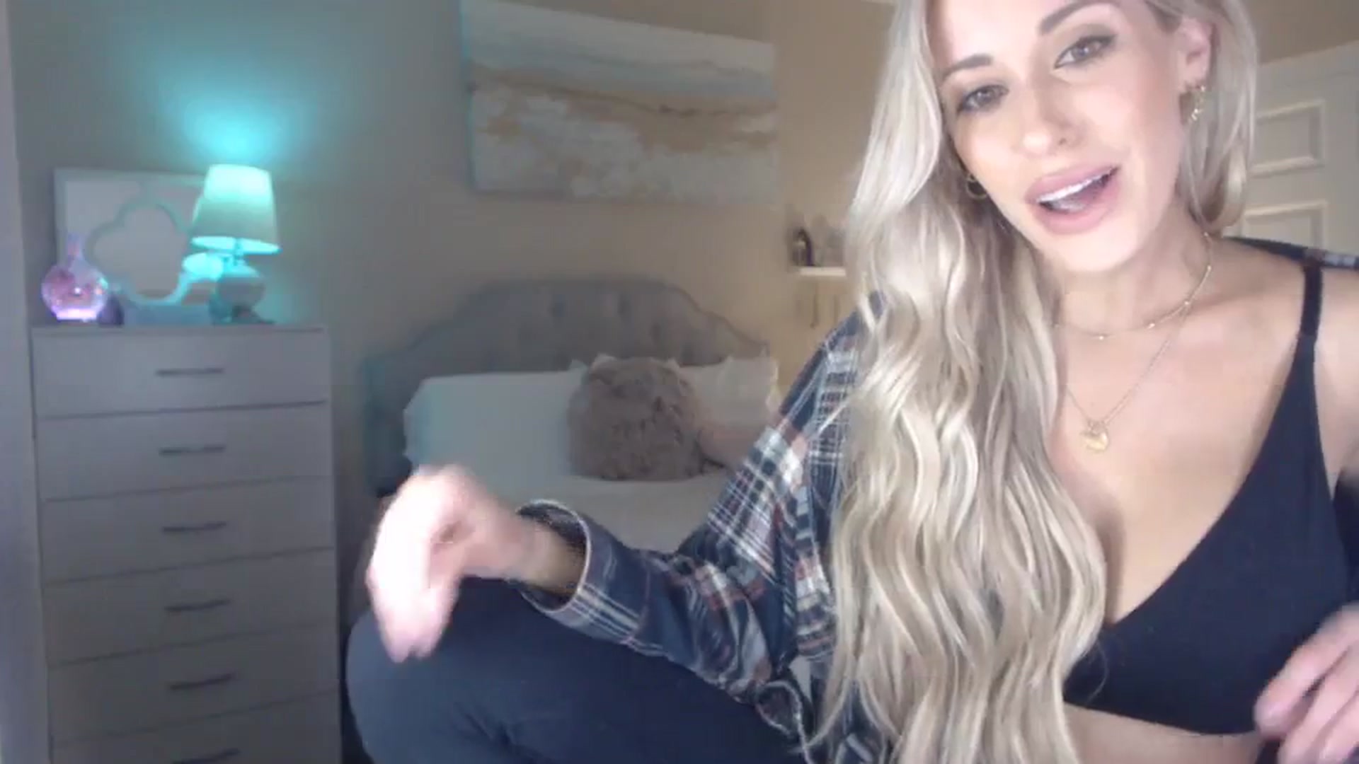 Gallery image thumbnail from Queen_bambii's myfreecams stream on, 11/06/2023, 06:37 image 5 of 20