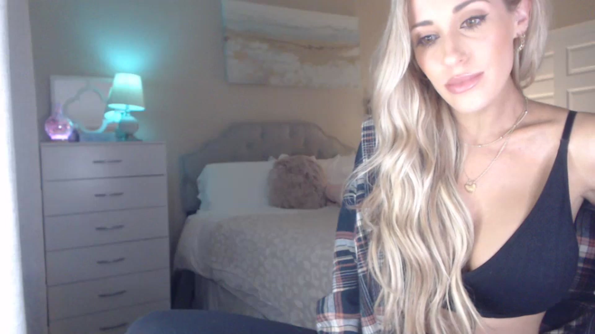 Gallery image thumbnail from Queen_bambii's myfreecams stream on, 11/06/2023, 06:37 image 7 of 20