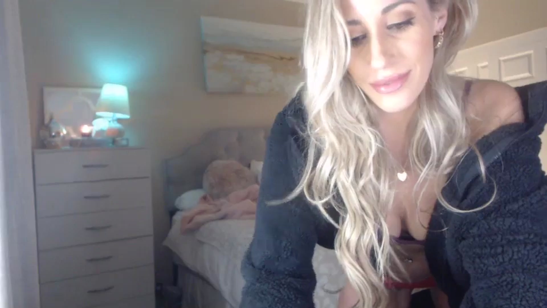 Gallery image thumbnail from Queen_bambii's myfreecams stream on, 11/16/2023, 08:13 image 17 of 20