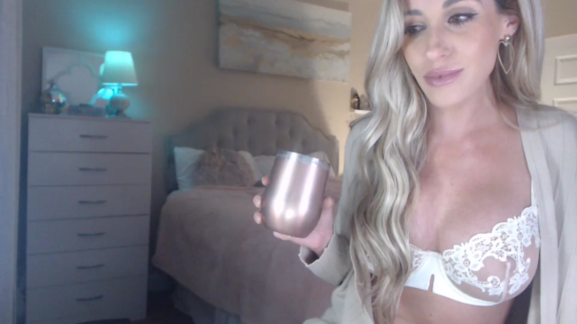 Gallery image thumbnail from Queen_bambii's myfreecams stream on, 12/03/2023, 07:19 image 12 of 20