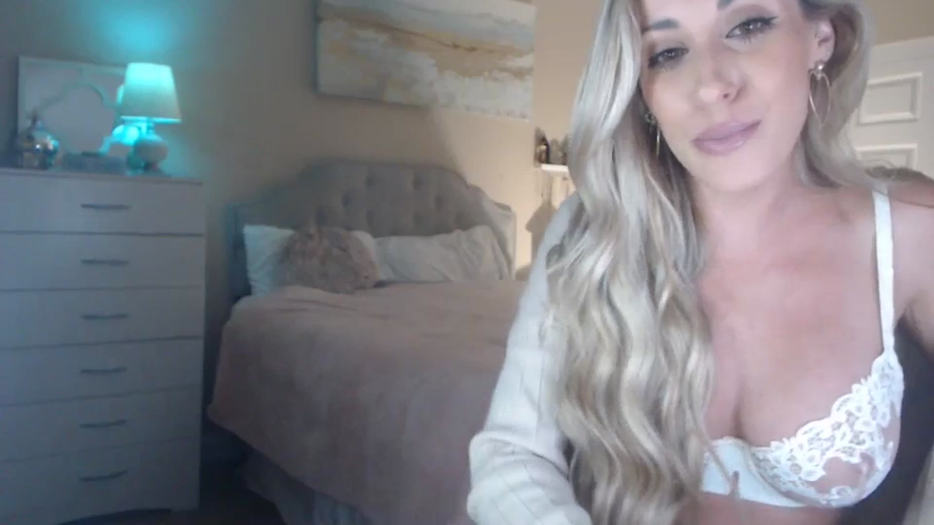 Gallery image thumbnail from Queen_bambii's myfreecams stream on, 12/03/2023, 07:19 image 4 of 20