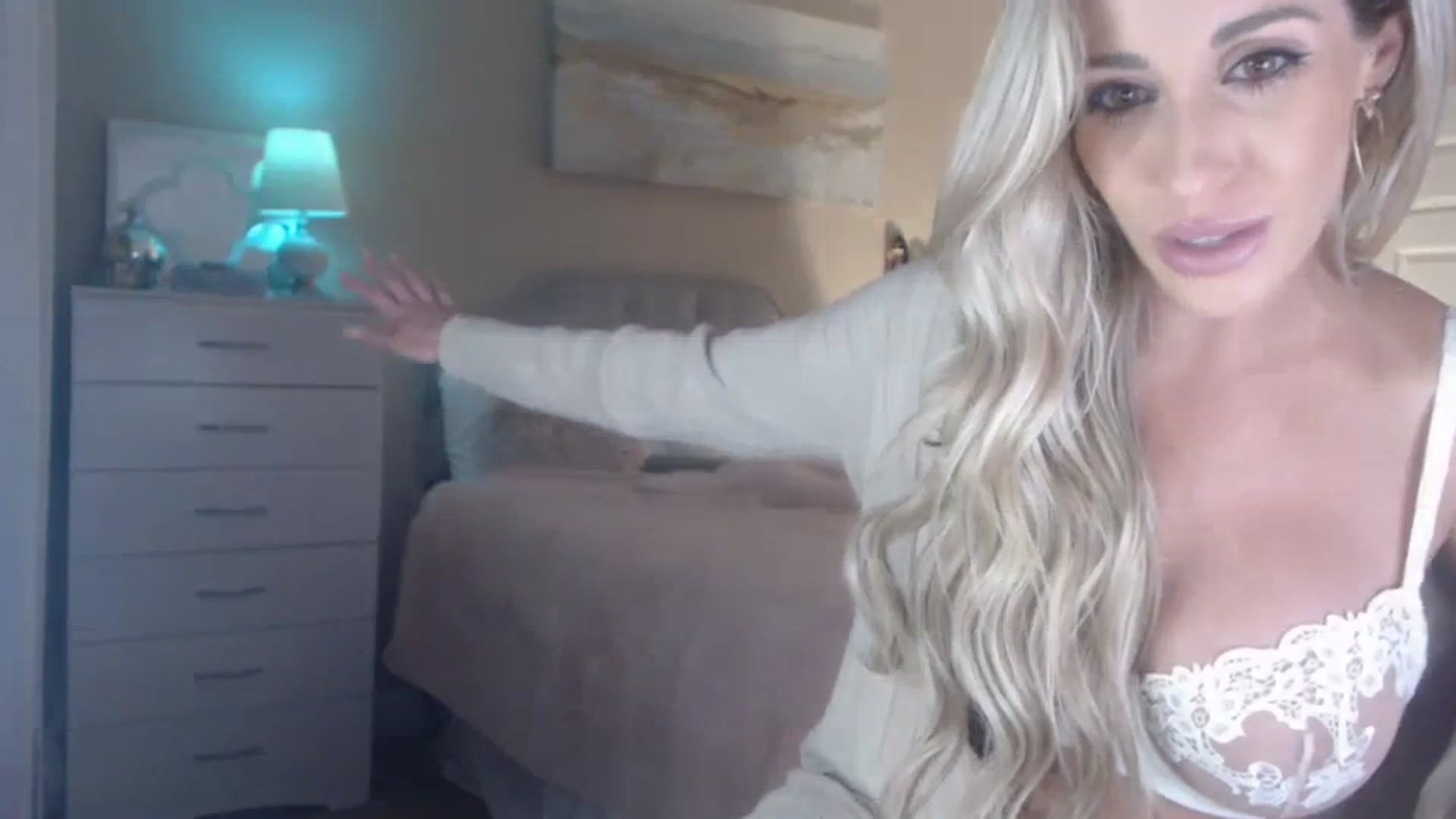 Gallery image thumbnail from Queen_bambii's myfreecams stream on, 12/03/2023, 07:45 image 15 of 20
